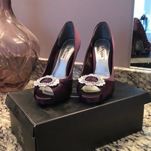 Plum purple heel with dazzling toe emblem
